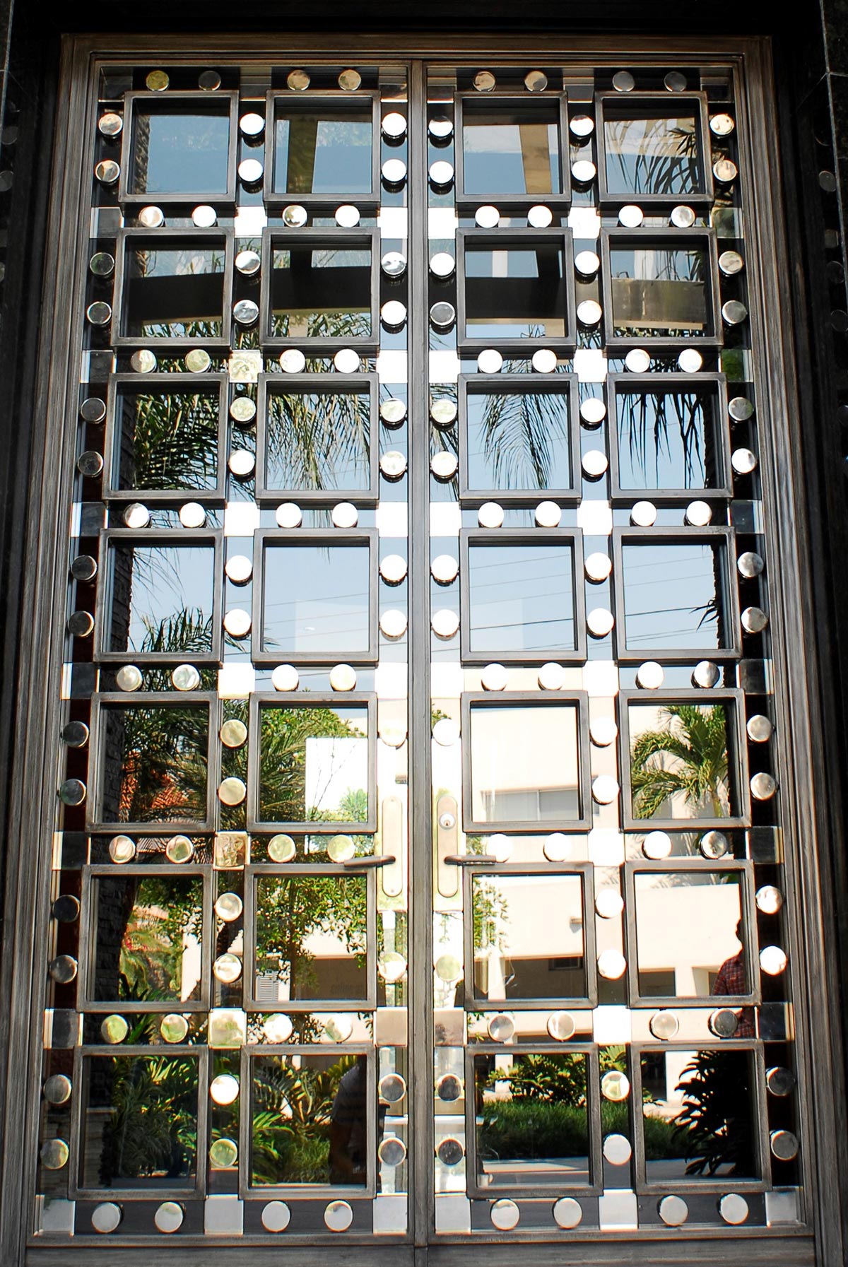 The Elegance of Metal in Luxury Door Design: Why Art Boulle’s Custom Metal Doors Stand Out